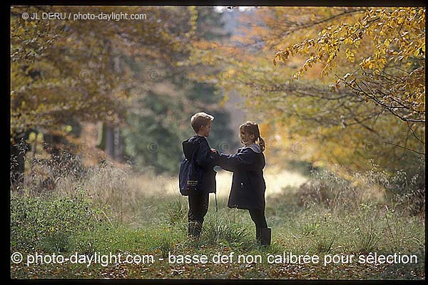 enfants dans les bois - children in a forest